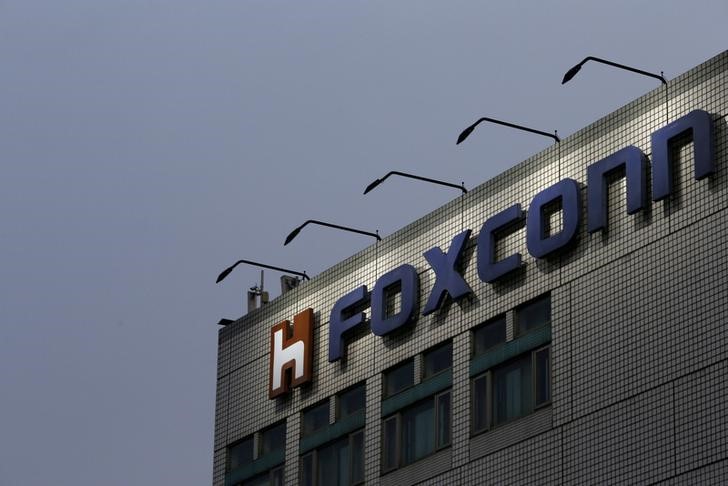 © Reuters. FILE PHOTO: The logo of Foxconn, the trading name of Hon Hai Precision Industry, is seen on top of the company's headquarters in New Taipei City, Taiwan
