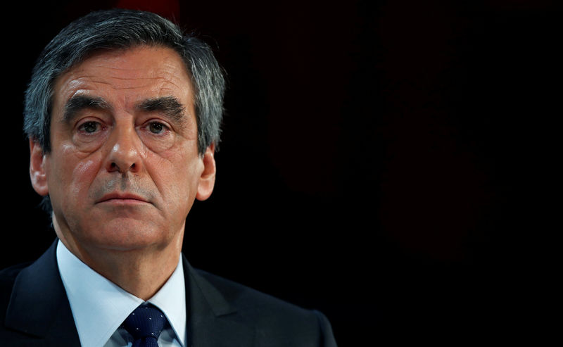 © Reuters. Francois Fillon, 2017 presidential election candidate of the centre-right, attends a meeting focused on healthcare and health insurance in Paris