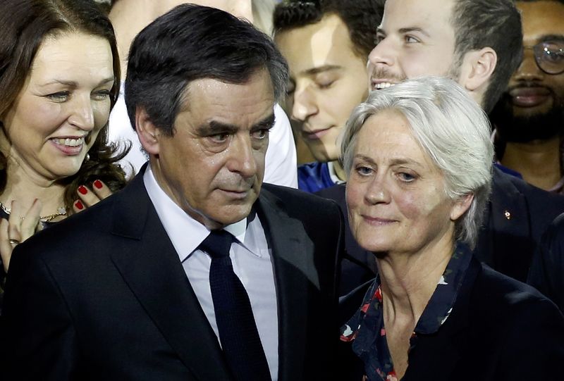 © Reuters. FILE PHOTO - Francois Fillon, former French prime minister, member of The Republicans political party and 2017 presidential candidate of the French centre-right, and his wife Penelope Fillon stand close at the end of a political rally in Paris