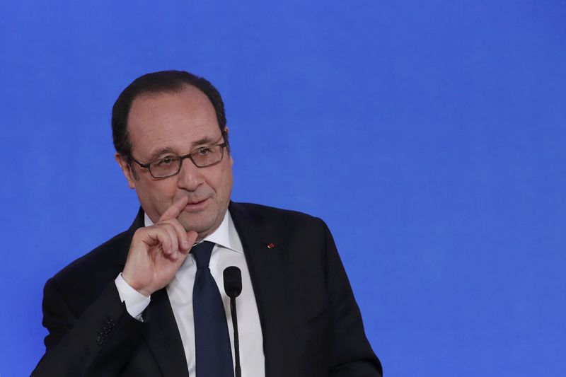 © Reuters. HOLLANDE MOBILISE FACE AUX CYBERMENACES AVANT LES ÉLECTIONS