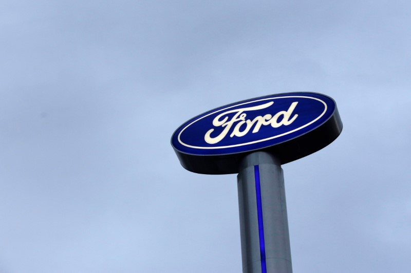 © Reuters. Ford logo is pictured at a car dealership in Monterrey