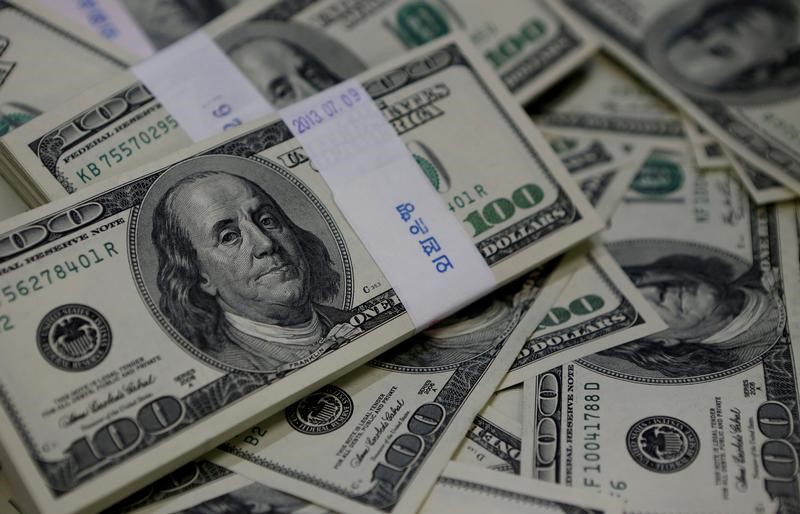 © Reuters. الدولار يرتفع بفضل آمال رفع أسعار الفائدة في مارس
