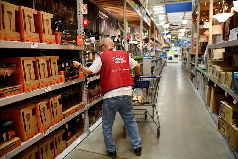 © Reuters. An employee restocks items at a Lowe's home improvement chain in Austin, Texas