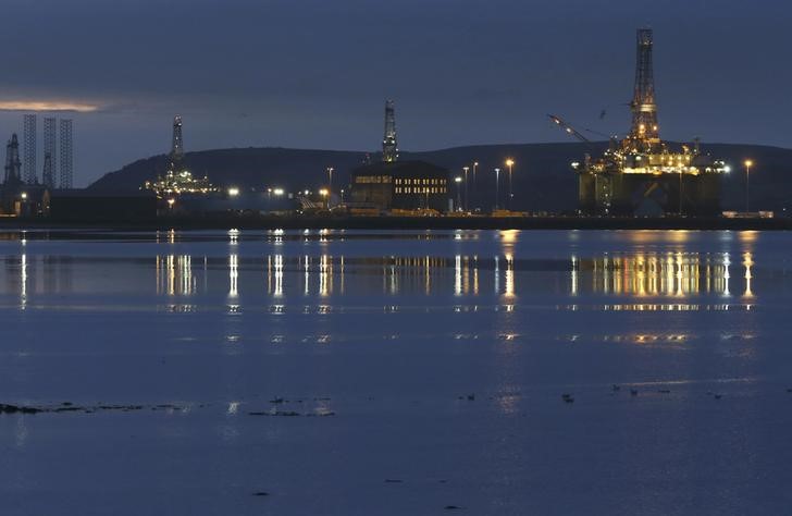 © Reuters. Drilling rigs are parked up in the Cromarty Firth near Invergordon, Scotland