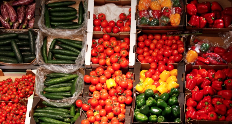 © Reuters. File Photo: Organic vegetables are pictured in an organic supermarket in Berlin