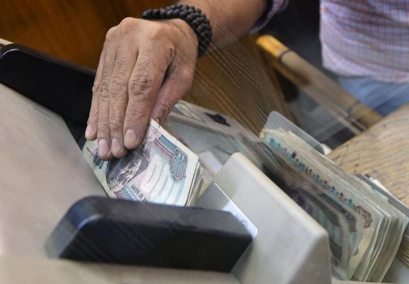 © Reuters. An employee counts Egyptian pounds in a foreign exchange office in central Cairo