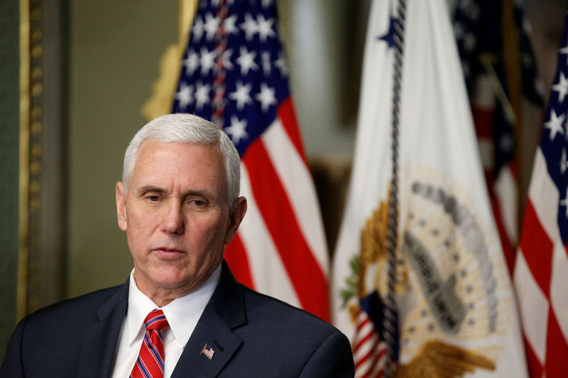 © Reuters. U.S. Vice President Mike Pence speaks before swearing in Wilbur Ross as Secretary of Commerce in Washington