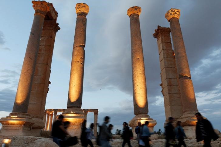 © Reuters. Pessoas visitam ruínas da cidade síria de Palmira