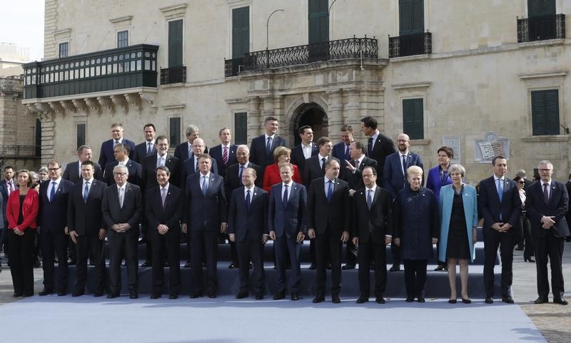 © Reuters. EU leaders pose for the tradional family photo at the European Union leaders summit in Malta