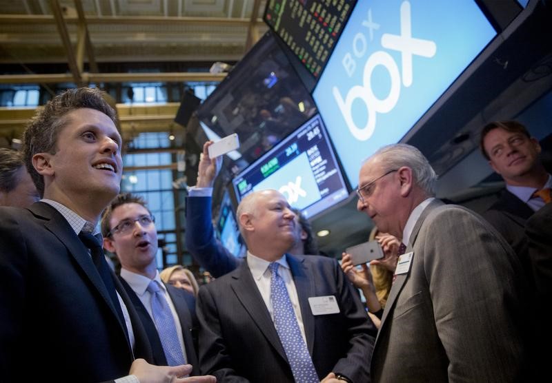 © Reuters. Box Inc Co-Founder and CEO Levie and Co-Founder and CFO Smith celebrate their company's IPO on the floor of the New York Stock Exchange