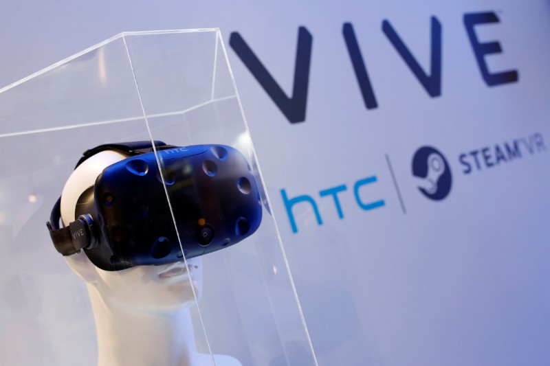 © Reuters. A pair of HTC's Vive Virtual Reality (VR) goggles, is seen during annual Computex computer exhibition in Taipei