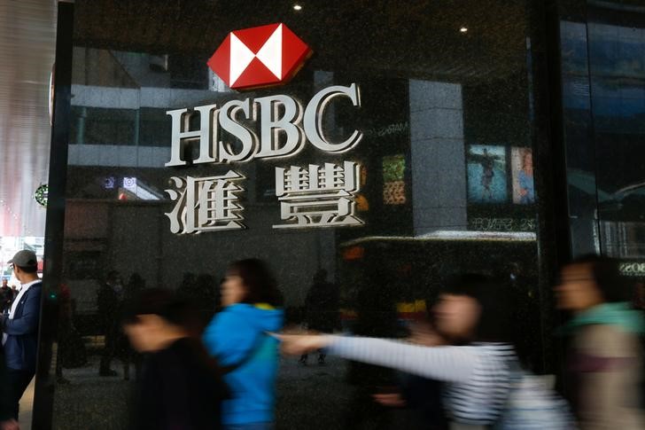 © Reuters. People walk past a major branch of HSBC at the financial Central district in Hong Kong