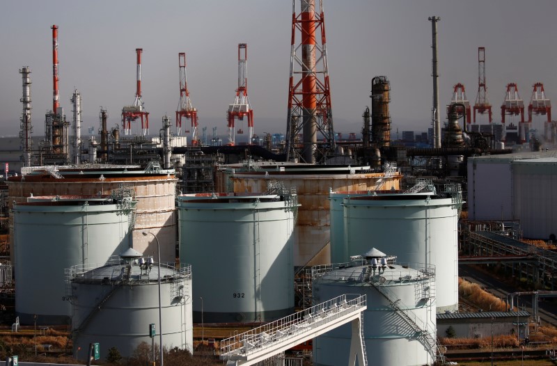 © Reuters. JX Nippon Oil & Energy Corp's refinery is pictured in Yokohama