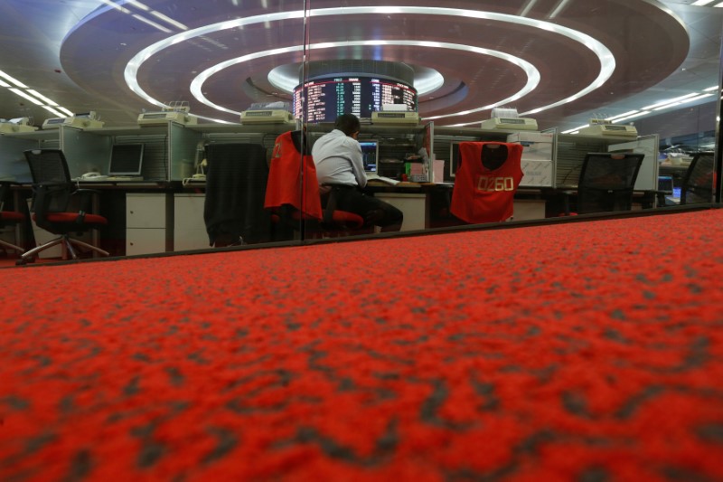 © Reuters. A floor trader monitors share prices during afternoon trading at the Hong Kong Stock Exchange