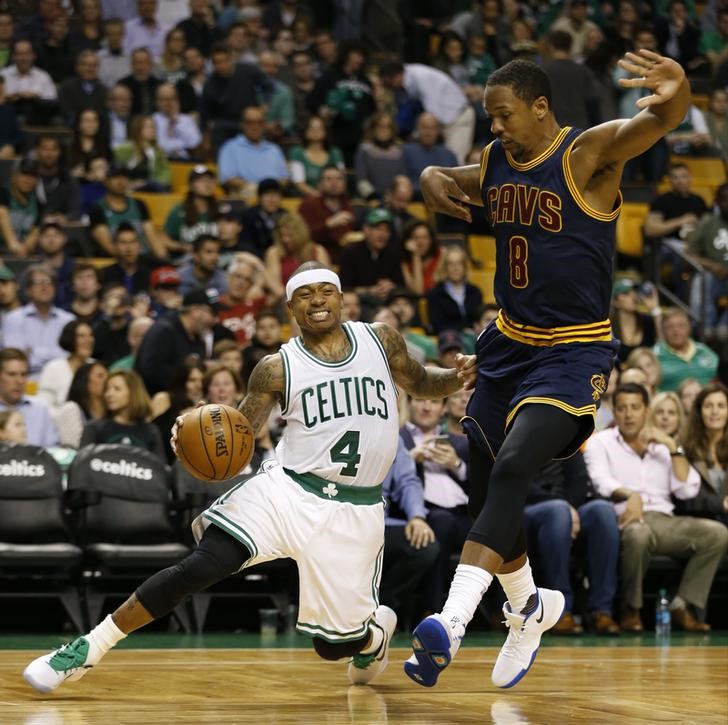 © Reuters. بوسطن يتغلب على كليفلاند في دوري السلة الأمريكي