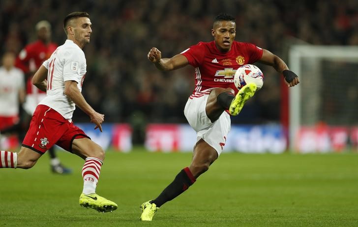 © Reuters. Manchester United's Antonio Valencia in action with Southampton's Dusan Tadic