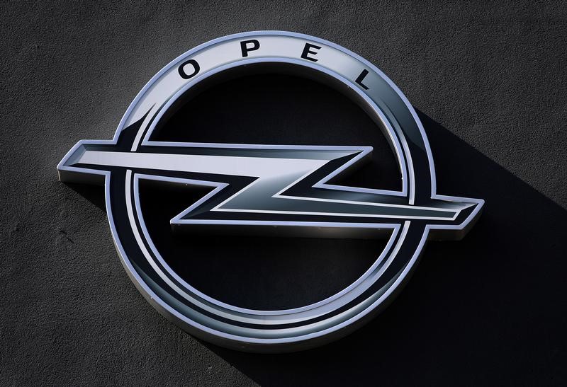 © Reuters. The logo of German car maker Opel is seen at a dealership in Nice