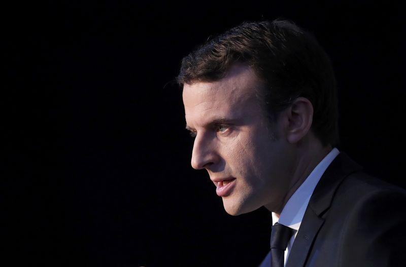 © Reuters. Macron apunta a parlamentarios y pensiones en un programa que rompe moldes
