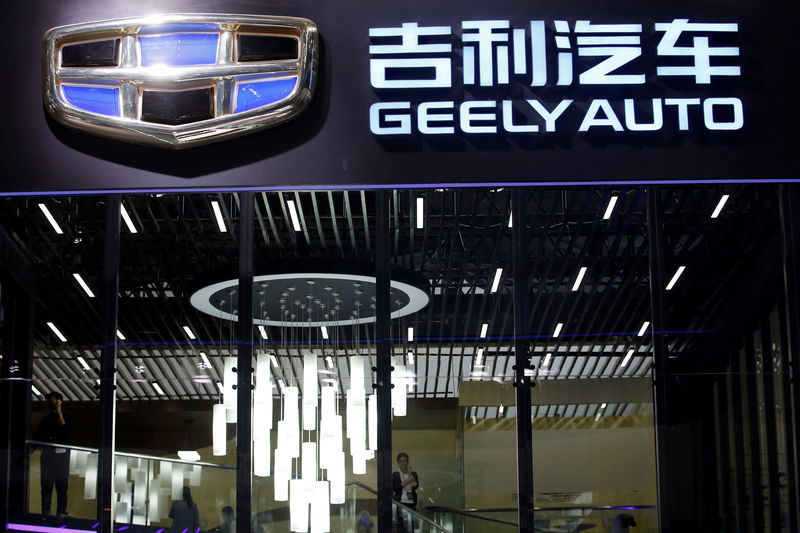 © Reuters. FILE PHOTO -  The Geely Automobile Holdings logo is pictured at the Auto China 2016 auto show in Beijing