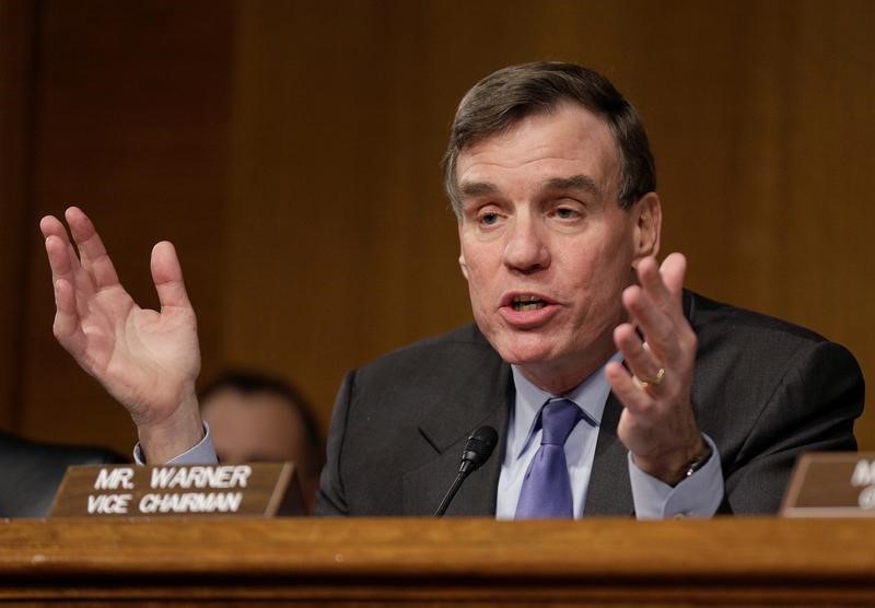 © Reuters. File Photo: Senator Mark Warner (D-VA) questions witnesses during a Senate Select Committee on Intelligence hearing on “Russia’s intelligence activities" on Capitol Hill in Washington