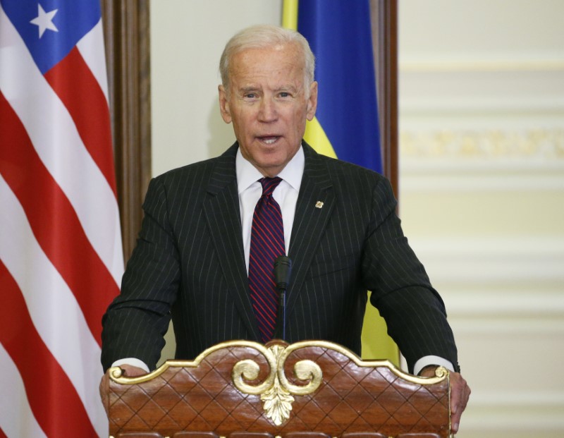 © Reuters. U.S. Vice President Biden attends a news conference in Kiev