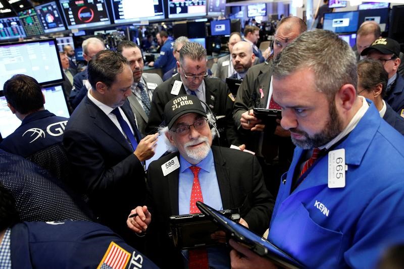 © Reuters. Traders work on the floor of the NYSE