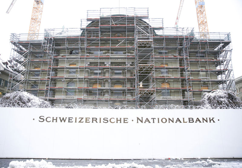 © Reuters. FILE PHOTO - The Swiss National Bank SNB logo is seen on a fence outside the construction site of the SNB building at the Federal square next to the Swiss Parliament in Bern