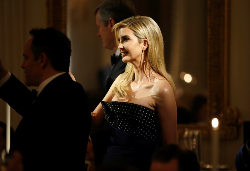 © Reuters. Ivanka Trump fica em pé, enquanto  Donald Trump faz um brinde durante um jantar na Casa Branca, em Washington