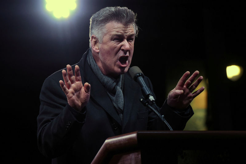 © Reuters. Alec Baldwin discursa durante protesto anti-Donald Trump em Nova York