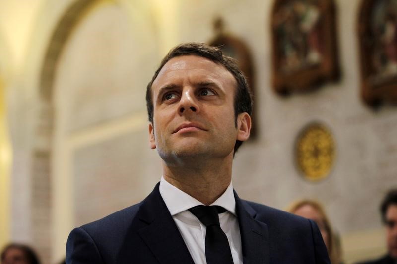© Reuters. مرشح انتخابات الرئاسة الفرنسية ماكرون ينتقد سياسات ترامب