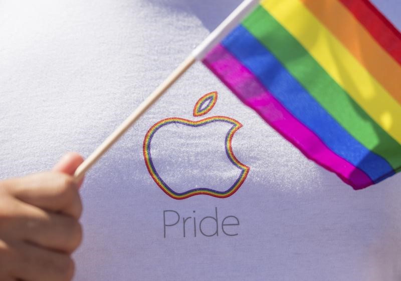 © Reuters. An Apple employee waves a rainbow flag before the San Francisco Gay Pride Festival in California