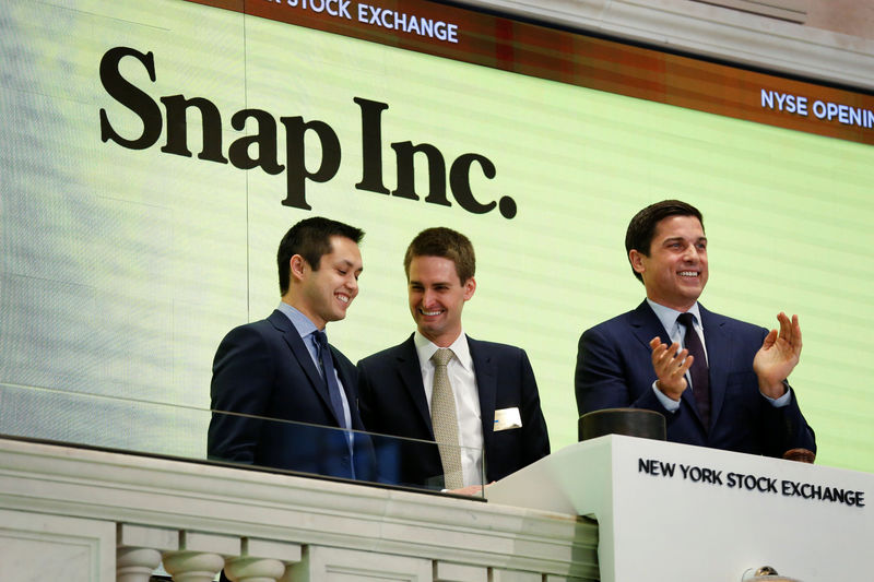 © Reuters. Snap cofounders Evan Spiegel and Bobby Murphy ring the opening bell of the New York Stock Exchange (NYSE) with NYSE Group President Thomas Farley shortly before the company's IPO in New York