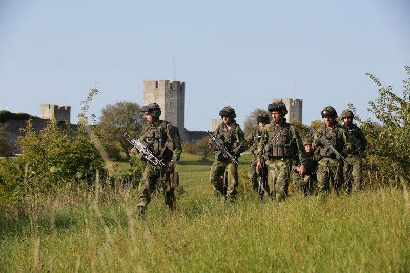 © Reuters. Soldados durante patrulha em Visby, Suécia