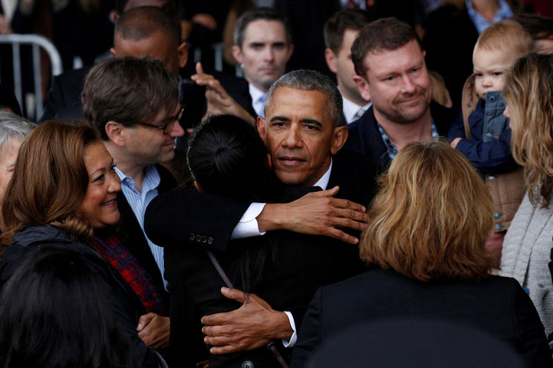 © Reuters. FILE PHOTO - Former president Barack Obama embraces a staff member before boarding a Boeing 747 at Joint Base Andrews Maryland