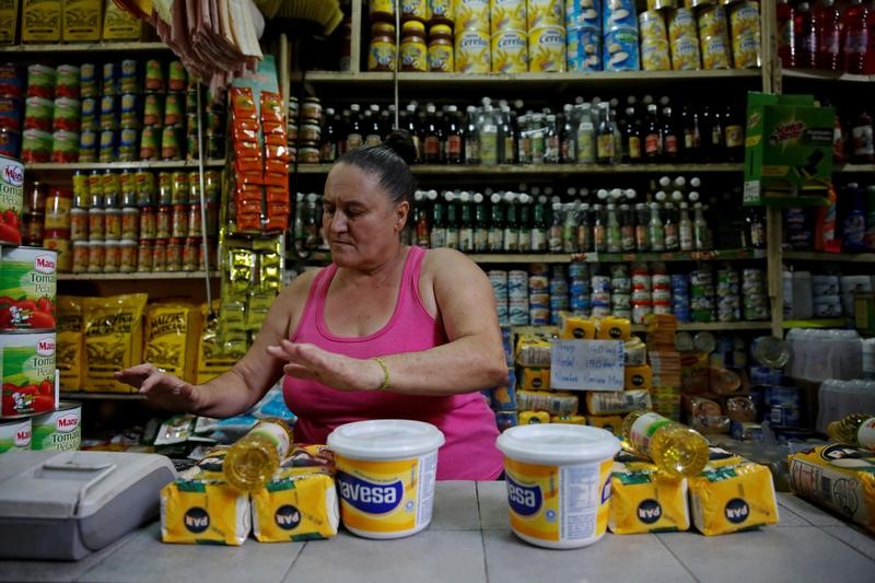 © Reuters. A seller works at her stall during a special inspection of Venezuelan soldiers to a municipal market in Caracas