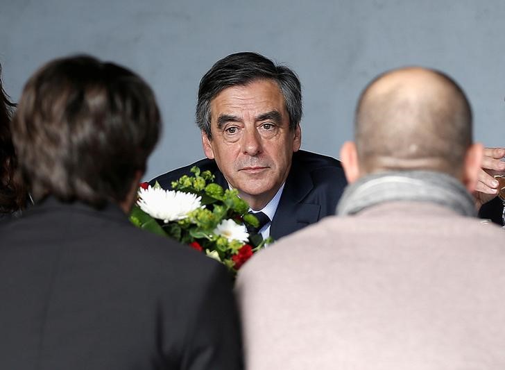 © Reuters. La campaña de Fillon hace agua conforme sus rivales le adelantan