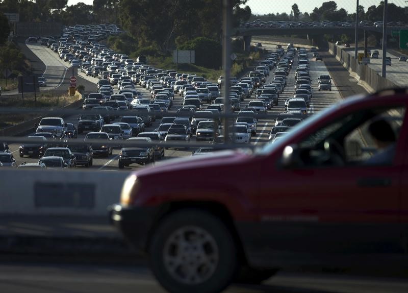 © Reuters. Traffic backs-up going south into Mexico in the border town of San Ysidro, California