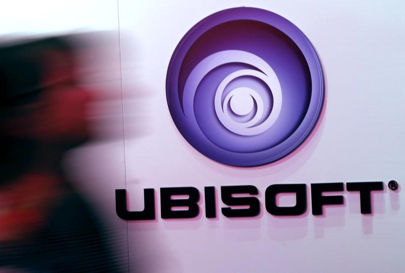 © Reuters. Un hombre camina frente a un logo de Ubisoft en una feria de entretenimiento electrónico en Los Ángeles. Imagen de archivo.