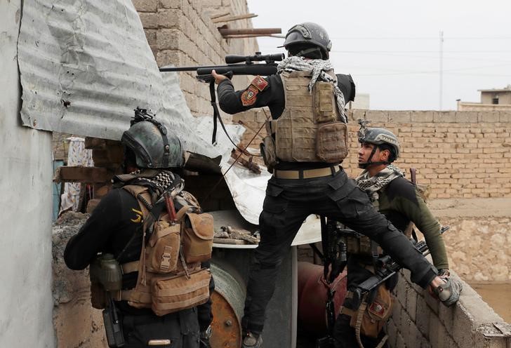 © Reuters. Forças do Iraque durante batalha com militantes do Estado Islâmico em Mosul