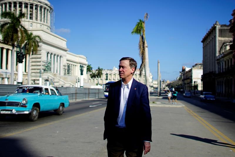 © Reuters. U.S. Governor of Colorado Hickenlooper poses for photos in front of the Capitol in Havana