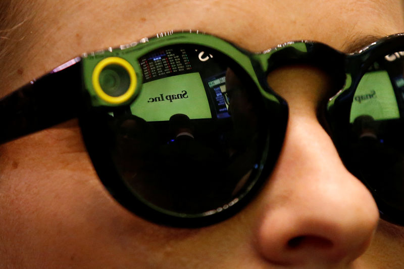 © Reuters. A woman wears Snapchat Spectacles on the floor of the NYSE while waiting for Snap Inc. to list their IPO in New York