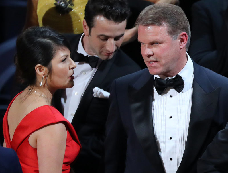 © Reuters. Auditores Brian Cullinan e Martha Ruiz durante o Oscar