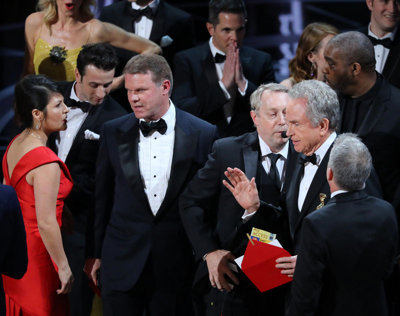 © Reuters. Martha Ruiz (izquierda) y Brian Cullinan (tercero de izquierda a derecha) de PricewaterhouseCoopers deliberan en el escenario después de que erróneamente se entregó el galardón de la Mejor Película en la 89 edición de los premios Oscar a "La La Land" en lugar de a "Moonlight"