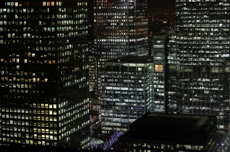 © Reuters. FILE PHOTO:  Offices in the financial district of Canary Wharf in London