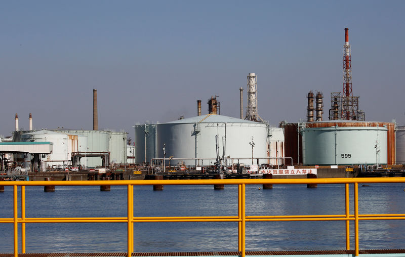 © Reuters. JX Nippon Oil & Energy Corp's refinery is pictured in Yokohama