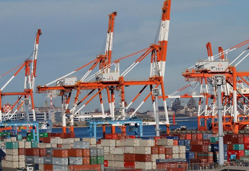 © Reuters. Containers are seen at an industrial port in Yokohama