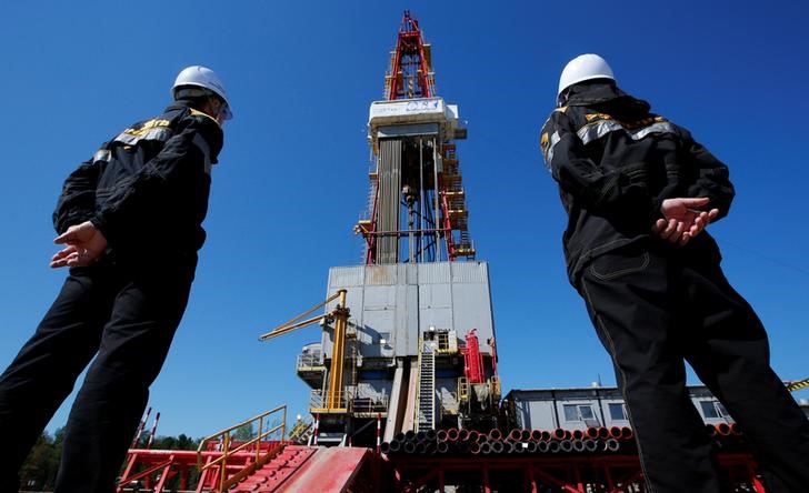 © Reuters. Буровые вышки на нефтяном месторождении Роснефти Приразломное
