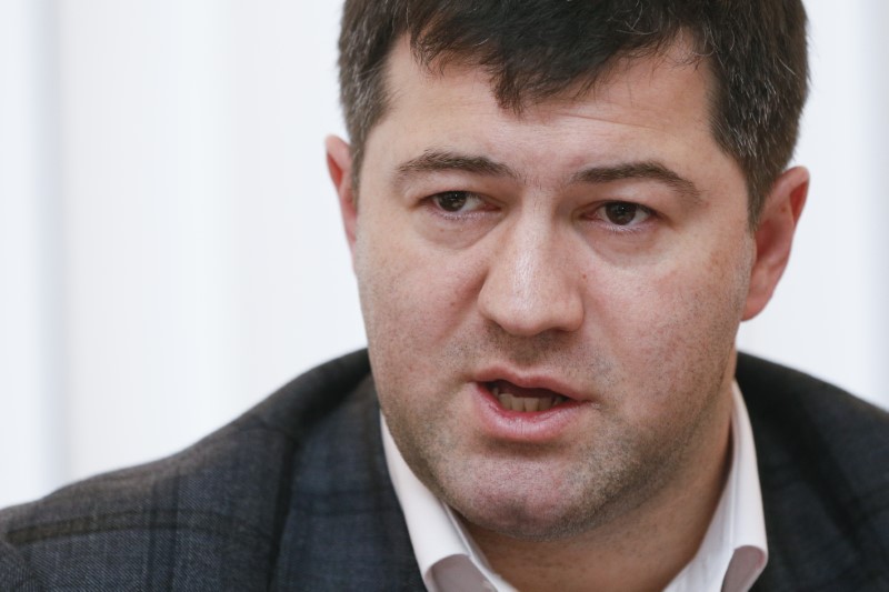 © Reuters. Roman Nasirov, head of the State Fiscal Service of Ukraine, speaks with journalists in Kiev