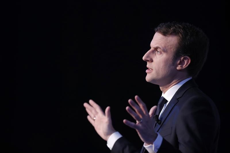 © Reuters. MACRON JUGE "CHOQUANT" L'APPEL À MANIFESTER DU CAMP FILLON