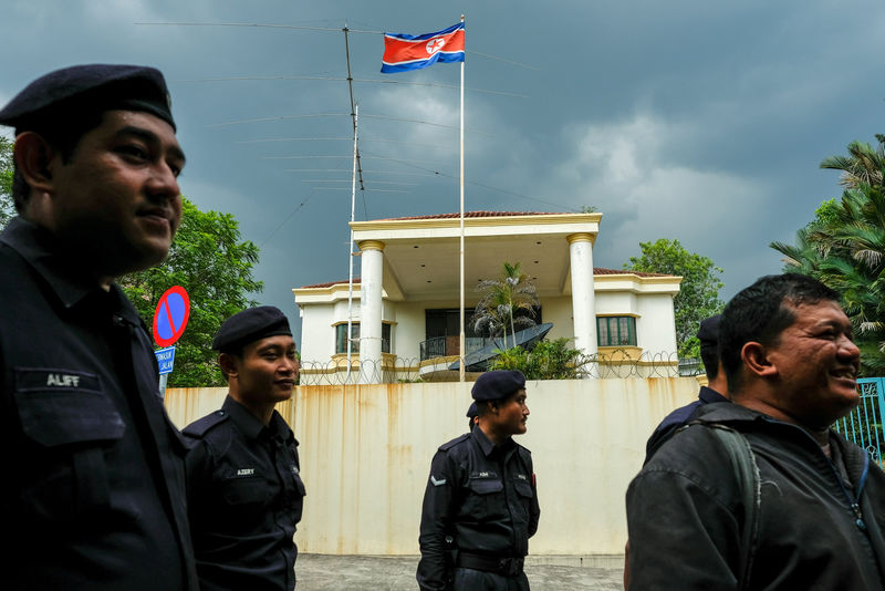 © Reuters. FILE PHOTO: Malaysian police officers gather before a protest organized by members of the youth wing of the National Front, Malaysia's ruling coalition, in front of the North Korea embassy, following the murder of Kim Jong Nam, in Kuala Lumpur